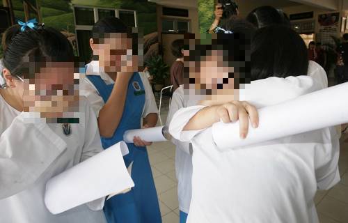 承认 探测女学生心跳 否认摸胸 男纪律老师道歉停职 国际 星洲网sin Chew Daily