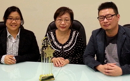 From right: Teo Wee Ping, Lenny Cheah and April Ng unveiling the trophy design for Sin Chew Business Excellence Awards. Photo courtesy: Sin Chew Daily