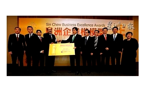 Tan Sri Tiong (R6) receiving a mock check from one of the sponsors for Sin Chew Business Awards 2014. Photo courtesy: Sin Chew Daily