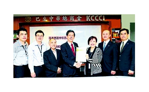 Lenny Cheah (R3) handing over Sin Chew Business Awards nomination forms to Leong (L4). Photo courtesy: Sin Chew Daily