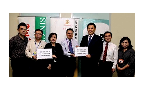 Participants handing over their nomination papers to Lenny Cheah (L3), Sin Chew Business Excellence Awards working committee chairman, in Petaling Jaya. Photo courtesy: Sin Chew Daily