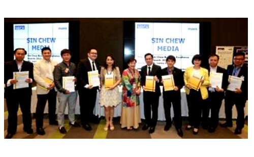 Lenny Chiah (L6) handing over the nomination papers to MRCA's Liaw Choon Liang during a ceremony at Menara Maxis. Photo courtesy: Sin Chew Daily
