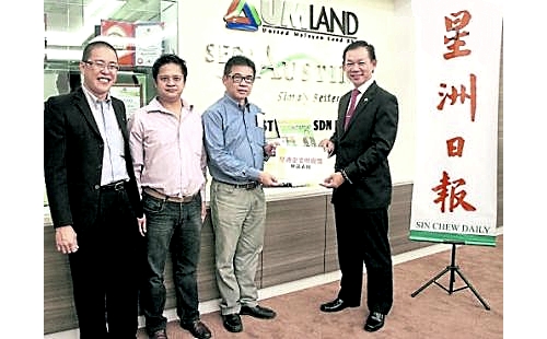 Sin Chew Daily's general manager for Johor (L3) handing over the nomination forms to Wong (R1). Photo courtesy: Sin Chew Daily