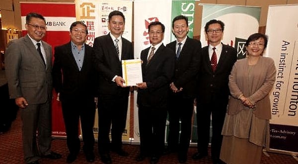 Keu (L3) handing over Sin Chew Business Excellence Awards 2016 registration forms to Tan Sri Pheng Yin Huah, president of the Federation of Chinese Associations Malaysia (Hua Zong). Photo courtesy: Sin Chew Daily