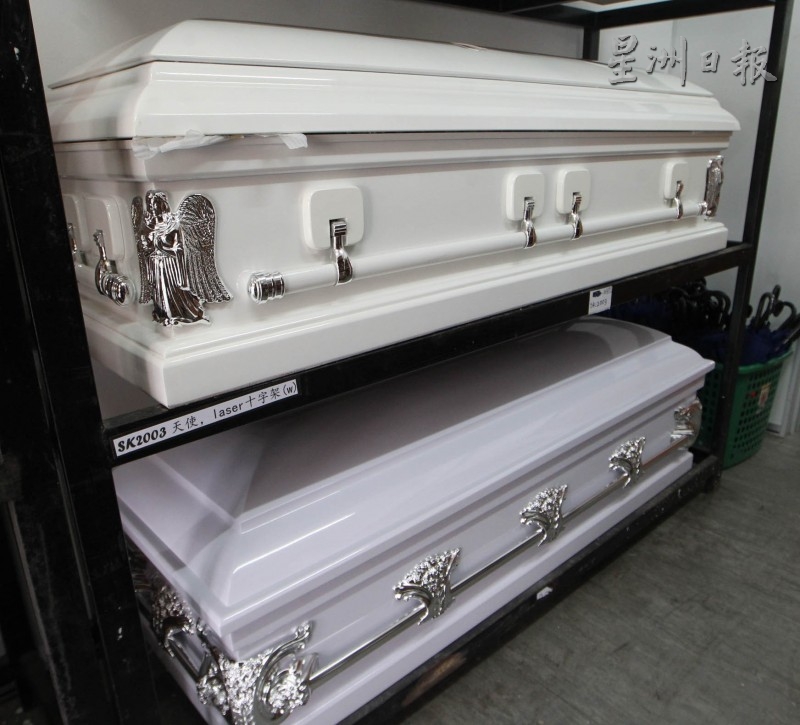 基督教徒的棺木是白色的，常以十字架、天使作为装饰，棺盖内侧的画像也以耶稣为主。 （图：星洲日报）