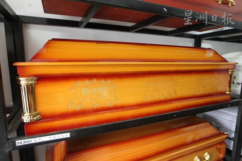 硬纸板和中密度纤维板做成的棺木需要喷漆，适合火葬。 （图：星洲日报）