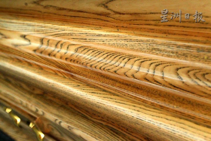 以美国木做成的木棺，整幅皆有美丽且天然的木纹。木棺的手工越精美，价钱也越昂贵。 