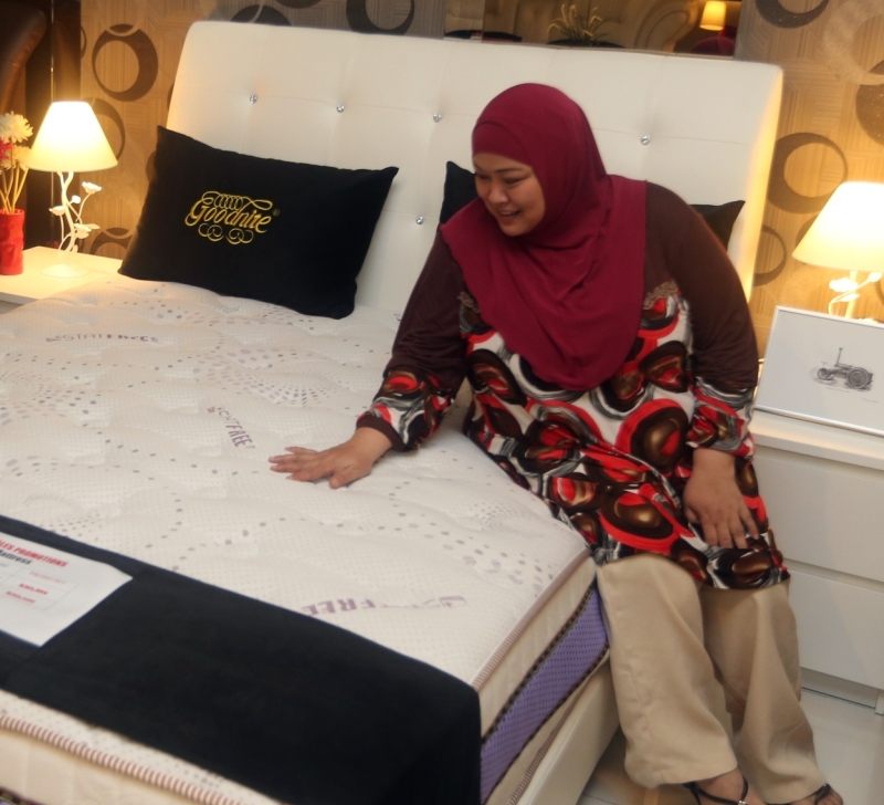 除了床褥，国内市场销售的枕头种类也很多，消费者可以先了解不同材质的特性，再根据自己惯性睡姿挑选枕头高度。（图：星洲日报）