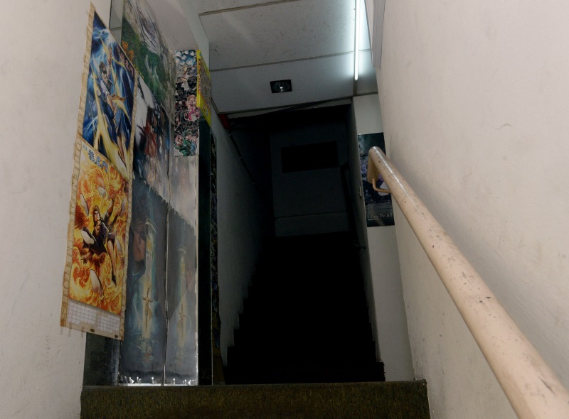 皇冠租书城在楼梯口贴满了许多漫画海报，容易让人辨认。（图：星洲日报）