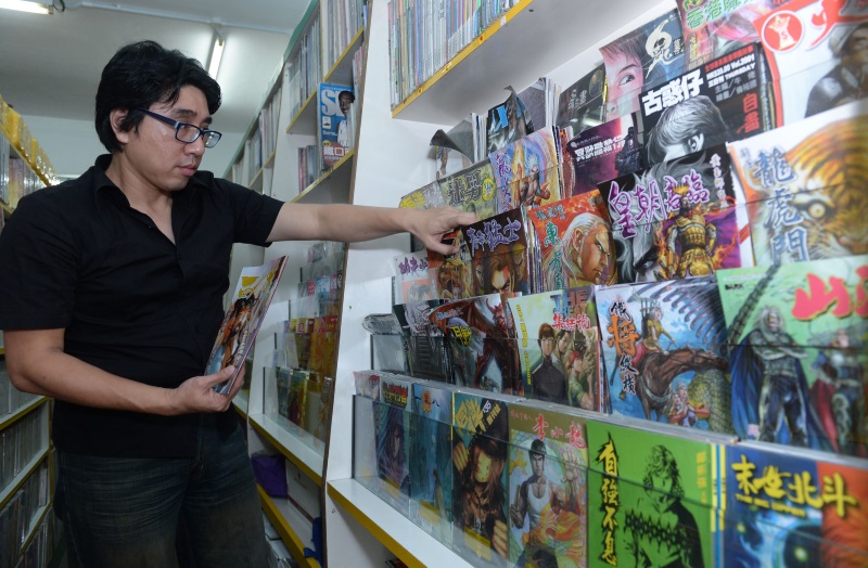 时代趋势不只令到漫画店等下游产业萎缩，黄文奕认为，处在上游的出版社也面临经营困境或倒闭，如全盛时期，店里的香港漫画有数十种，如今只剩下6种。（图：星洲日报）