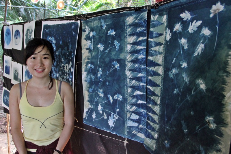 黎嘉玲被原始、简单、不稳定的蓝晒技术深深吸引，决心带着蓝晒走遍世界。图中的3幅作品是黎嘉玲在马来西亚旅游时，在当地市集买来的鲜花，结合这里的峇迪图案设计的。（图：星洲日报）