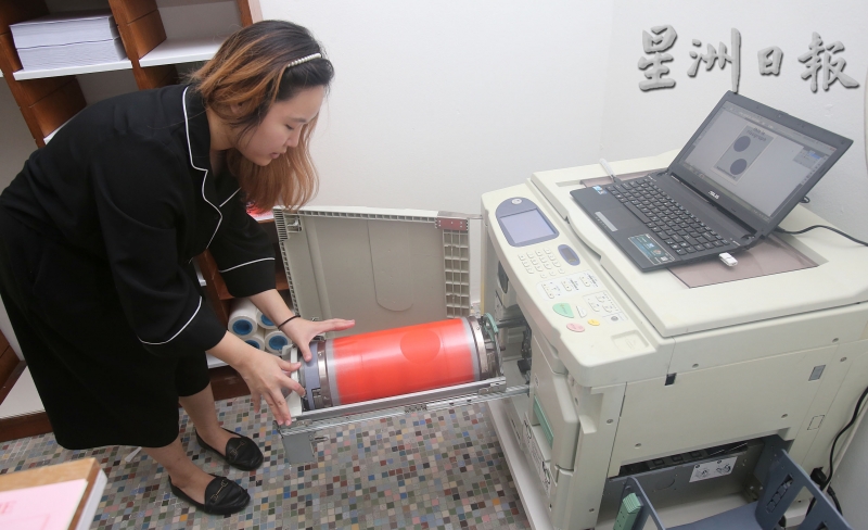 叶凯丽示范打印操作时说：“Risograph的打印机耗电量低，不容易热，有时候我在这里印一整天，都没有感觉到机器过热。”（图：星洲日报）