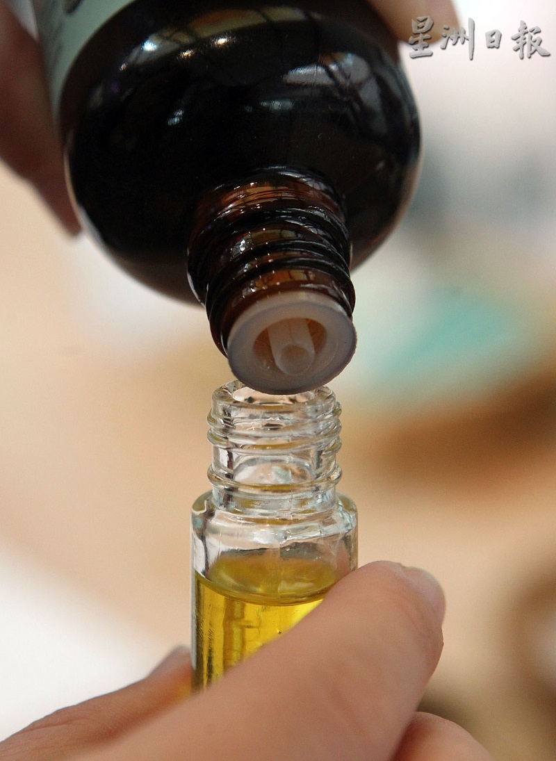 把选好的精油，按照合适分量滴进玻璃瓶中，与基地油混合。