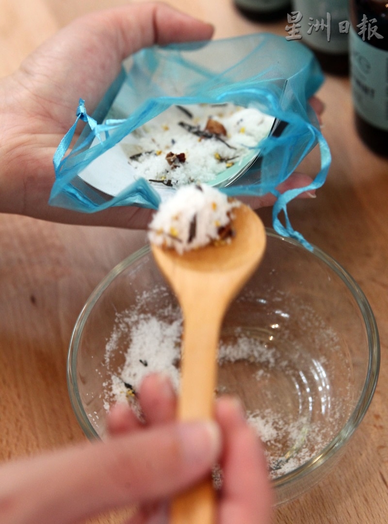 把搅拌好的海盐装进袋子内，便完成制作。