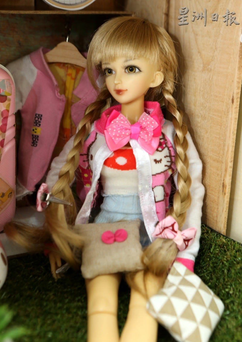 黄丽仪亲手设计娃娃衣物，还以小孩袜子缝制成外套。（图：星洲日报）