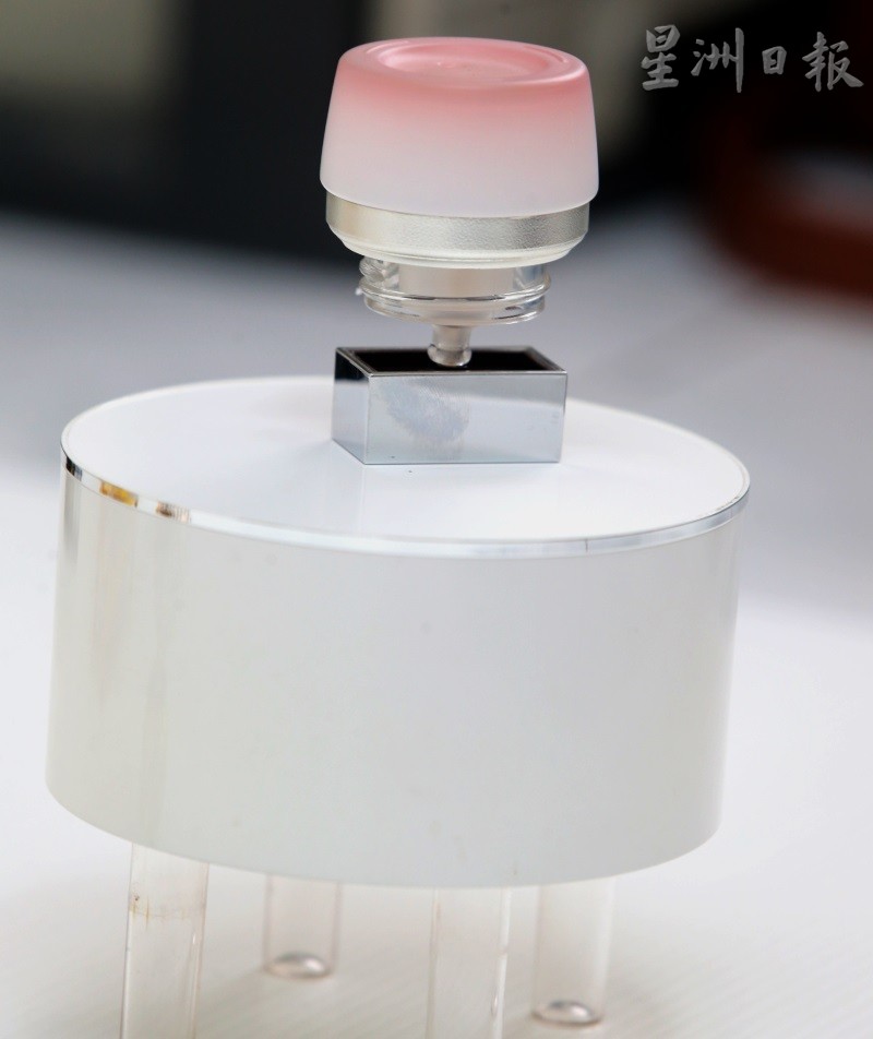 香水瓶盖制成的小桌灯。（图：星洲日报）