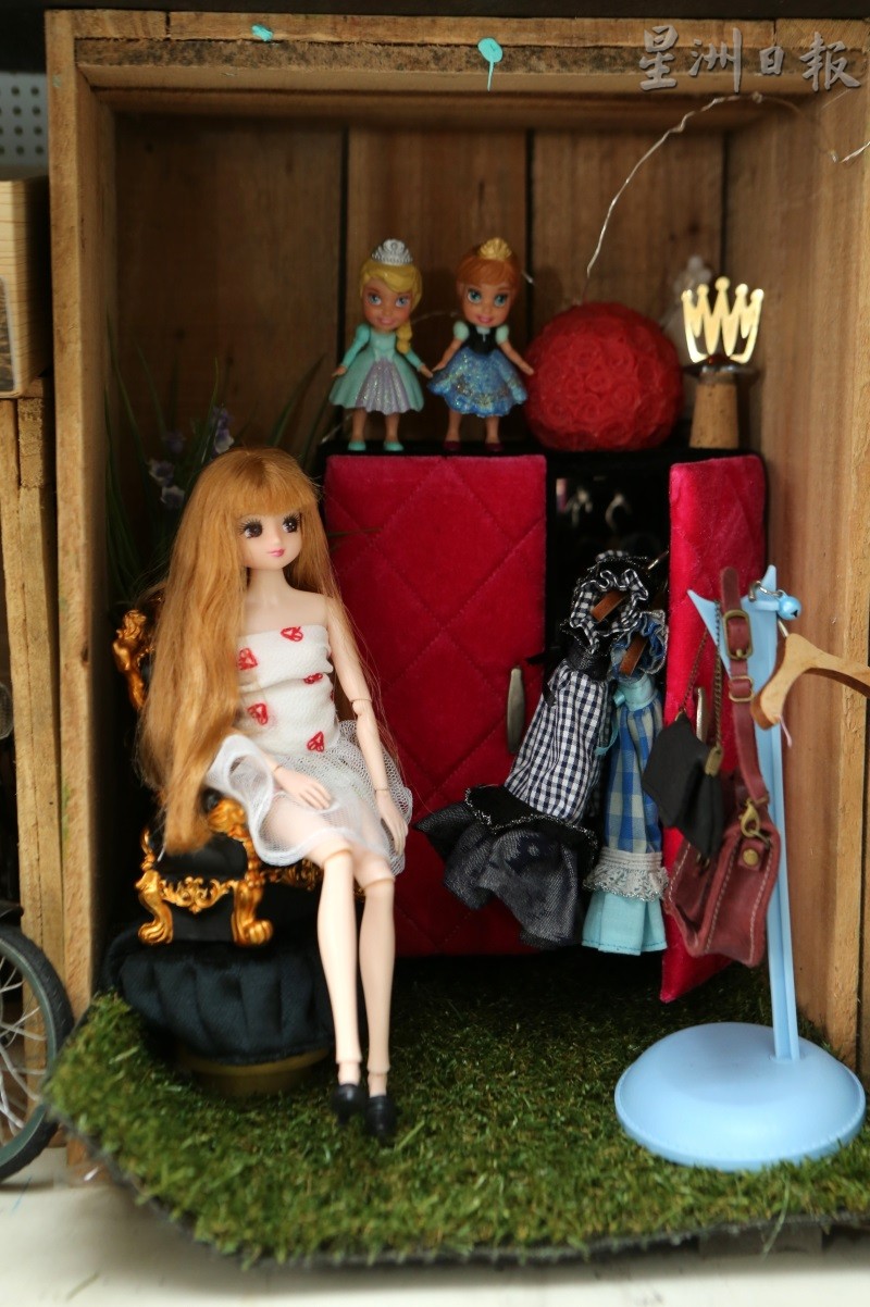 娃娃的裙子和包包都以碎布亲手缝制。（图：星洲日报）