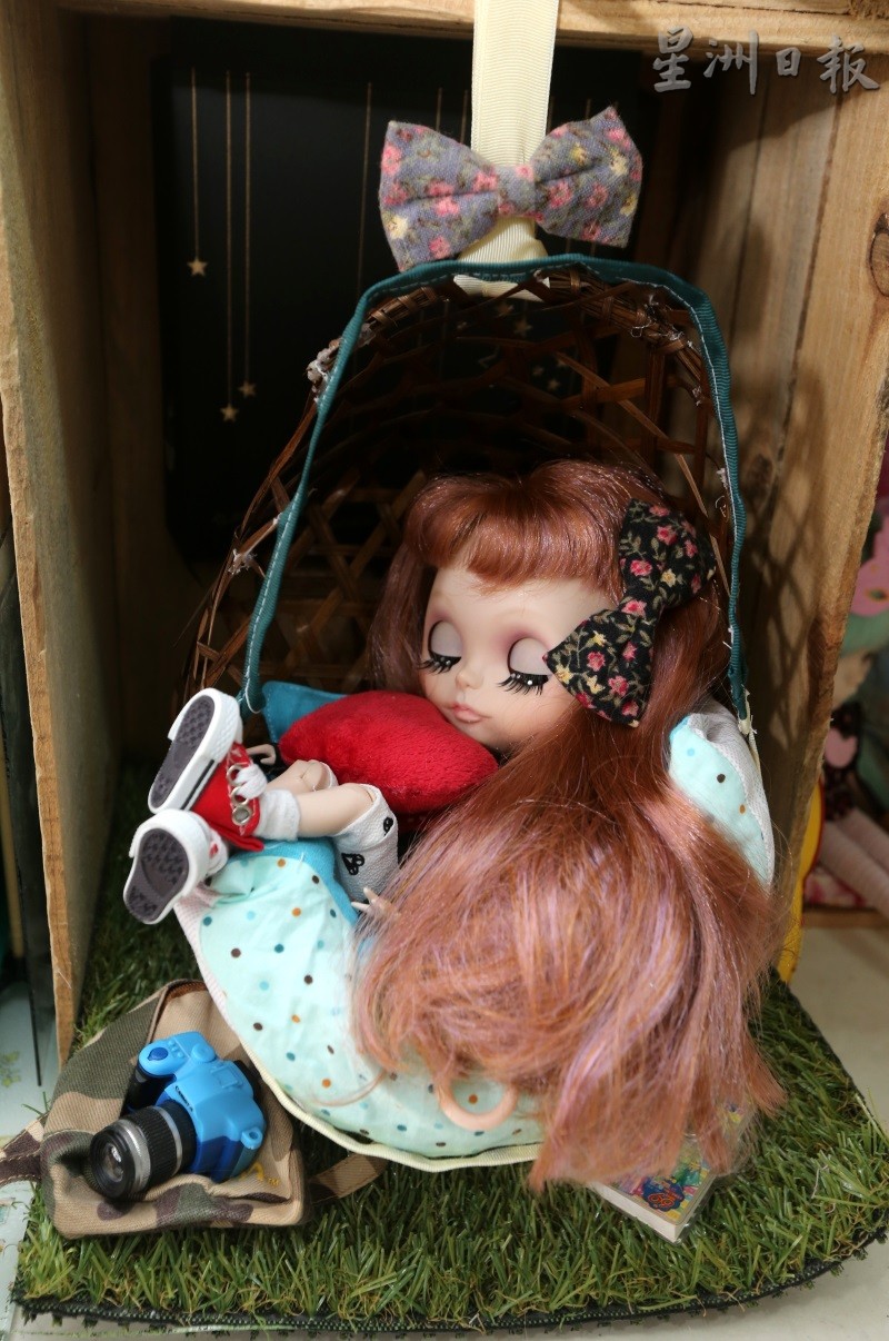 娃娃躺坐在舒服的吊篮椅上休息。（图：星洲日报）