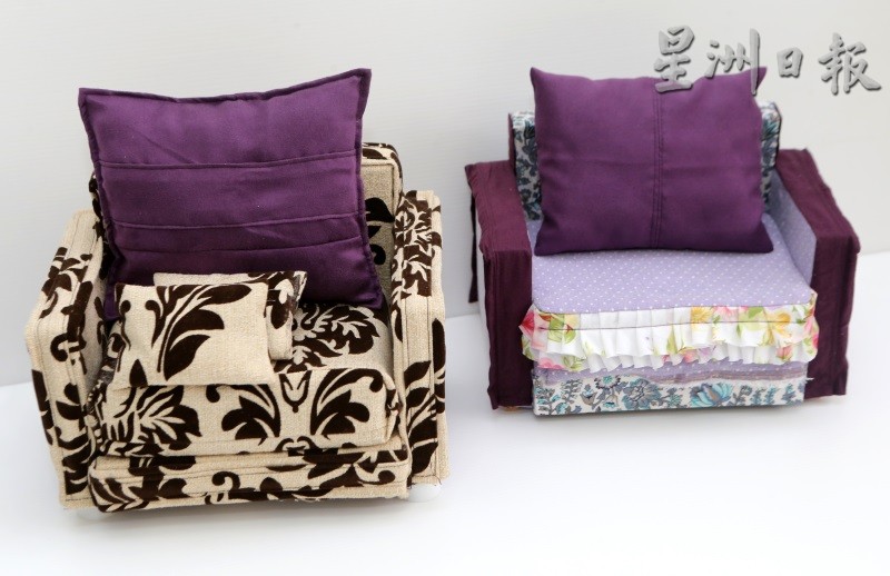 用纸皮制作的沙发，至于布套则利用碎布缝制而成。（图：星洲日报）