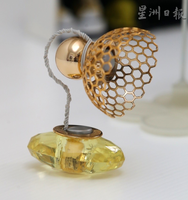 复古灯改造自香水瓶盖。（图：星洲日报）