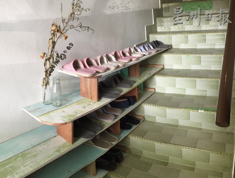 一踏进楼梯口，左侧几级梯级搭上木板，就变成鞋柜。（图：受访者提供）
