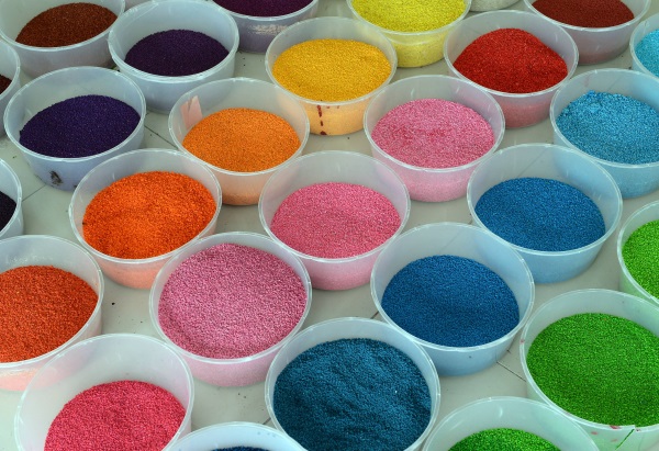 随着染色素和水的分量拿捏不同，每种颜色可呈现出6种色阶变化。（图：星洲日报）