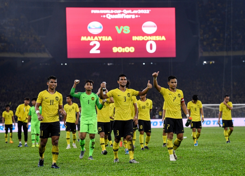 在沙法威（左一）独轰2球的带领下，国足成功以2球战胜印尼，重燃出线希望的他们昂首走出武吉加里尔国家体育场。