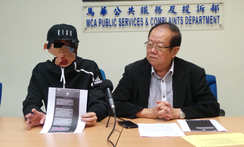 吴先生（左）向媒体讲述他被骗的过程，右为张天赐。