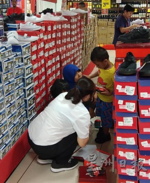 2021年距离现在已不远，大部分家长在为孩子们添购校鞋的时候，都会选黑鞋为主。（图：星洲日报）