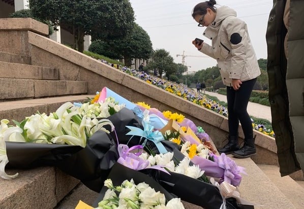 许多粉丝到杭州殡仪馆献花给高以翔。
