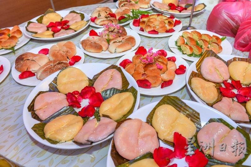 现场有各类传统福建糕点，如福州光饼及豆沙饼等。