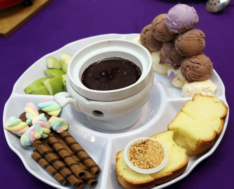 巧克力冰淇淋火锅（23令吉80仙）：搭配冰淇淋球、苹果、香蕉、棉花糖、面包、饼干等食材的巧克力冰淇淋火锅，吃起来甜滋滋，也是店家给予食客的生日赠品。