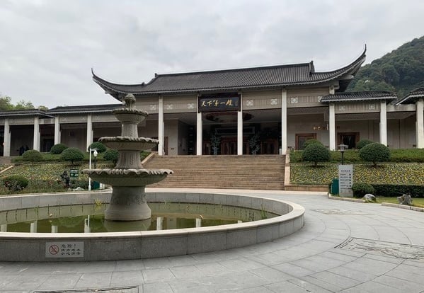 高以翔遗体于杭州殡仪馆进行防腐作业。