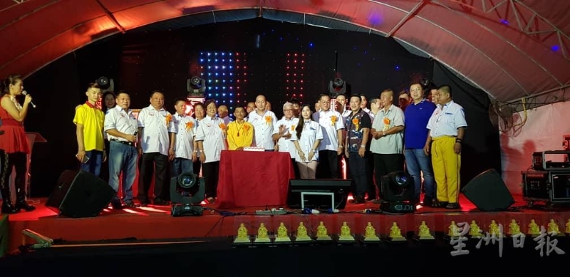 全体旺区拿督公庙理事及嘉宾一起切蛋糕庆祝旺区拿督公神庙成立22周年。