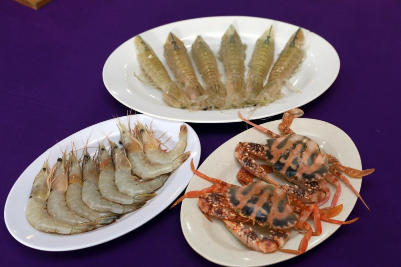 明虾（时价）、生猛濑尿虾（1条6令吉）、生猛花蟹（时价）：来自吉胆岛的新鲜海鲜，加入火锅汤底一起烹饪，能让汤底更加鲜甜美味。