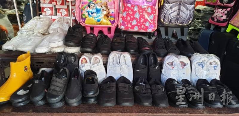 商家说，目前只有华中和独中生选择穿白色校鞋，因此比例已经是黑鞋占80%到90%，白鞋则只有10%到20%。（图：星洲日报）