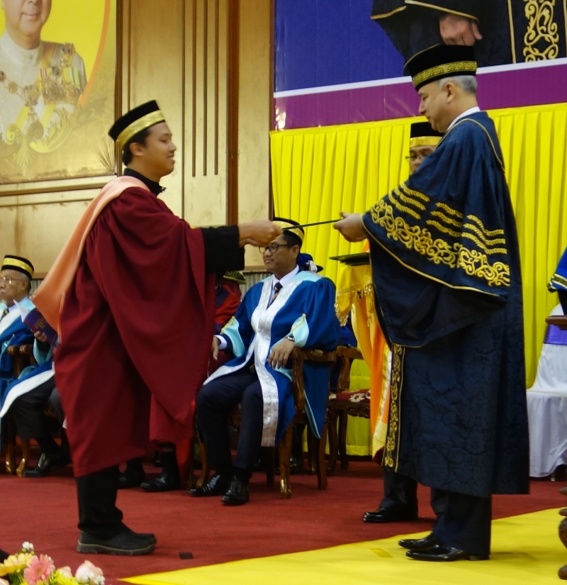 纳兹林沙殿下（右）颁发学位给苏丹阿兹兰沙大学毕业生。  