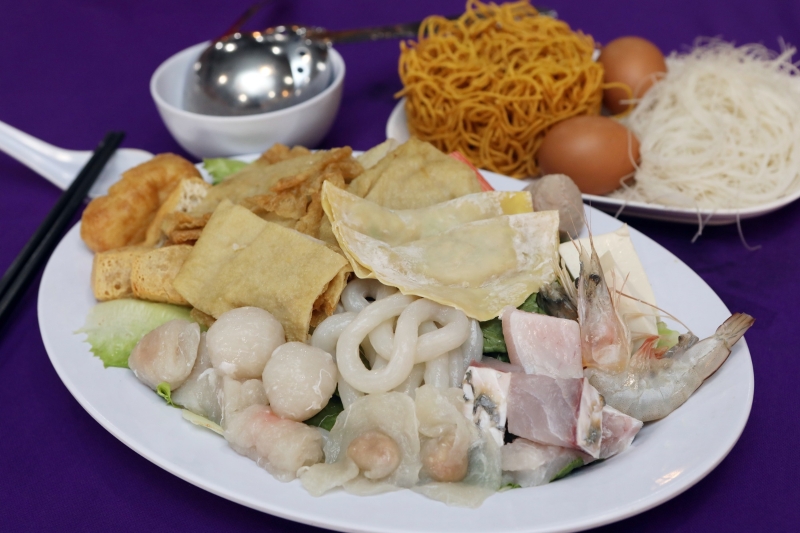 海鲜拼盘（18令吉）：火锅食材怎能少得了海鲜拼盘呢？以鱼、虾、手工豆支、肉类及蔬菜等食材为主的海鲜拼盘，非常值得推荐。