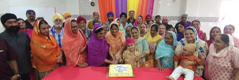 来自各地锡克教徒一家大小欢庆古鲁那纳克（Guru Nanak）550周年诞辰纪念。