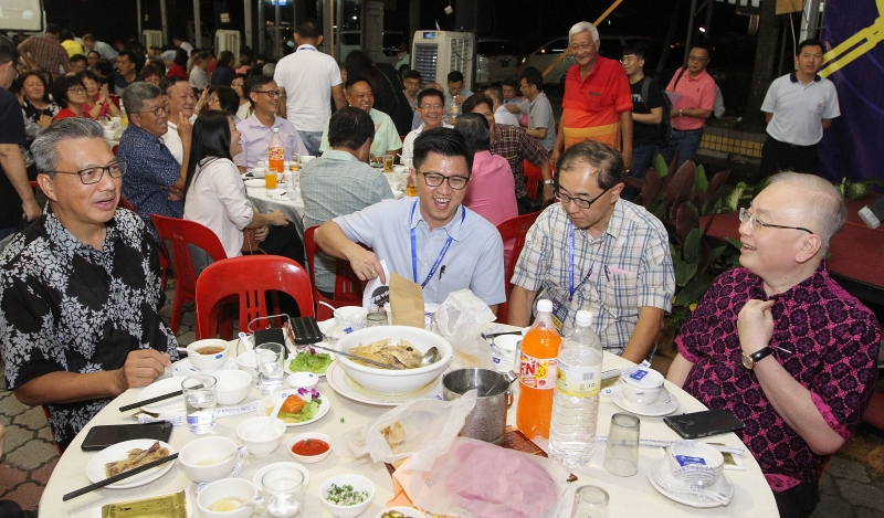 魏家祥（右一起）、马汉顺、张盛闻及廖中莱，在马华中央代表大会前夕团结宴上畅谈甚欢。 