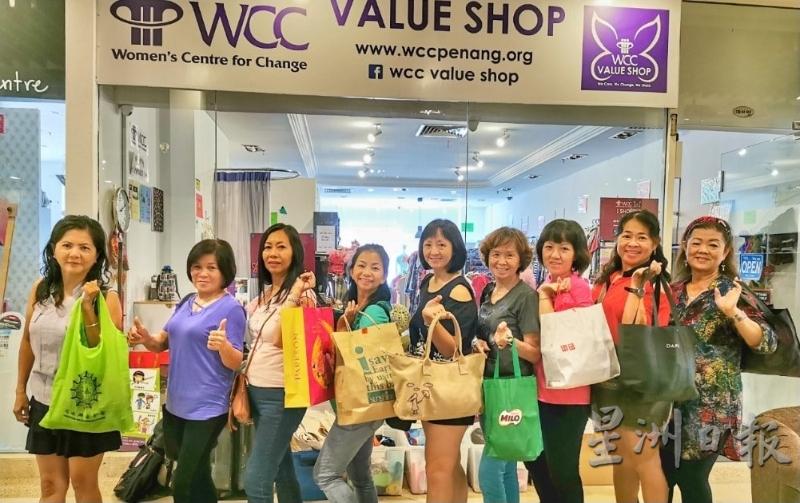 义工和顾客对第一间槟城妇女醒觉中心价值店的支持，鼓舞了槟城妇女醒觉中心开第二间店。（图：星洲日报）