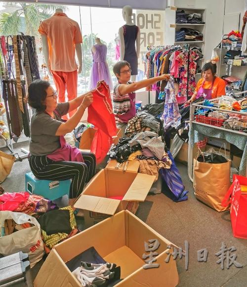 槟城妇女醒觉中心价值店需要义工帮忙整理衣物及当店员。（图：星洲日报）