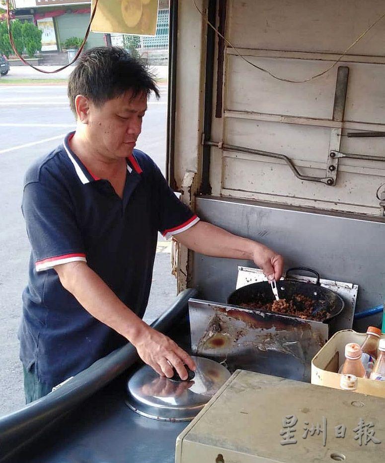 开始营业后，刘道盛会将菜脯加热翻炒，让顾客享用到微热的水粿。