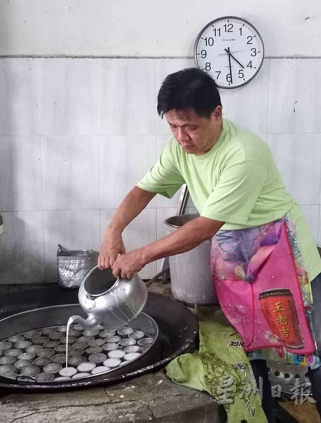 刘道盛将米浆装入水壶，再倒入一个个小碗中，之后才开始蒸米浆。
