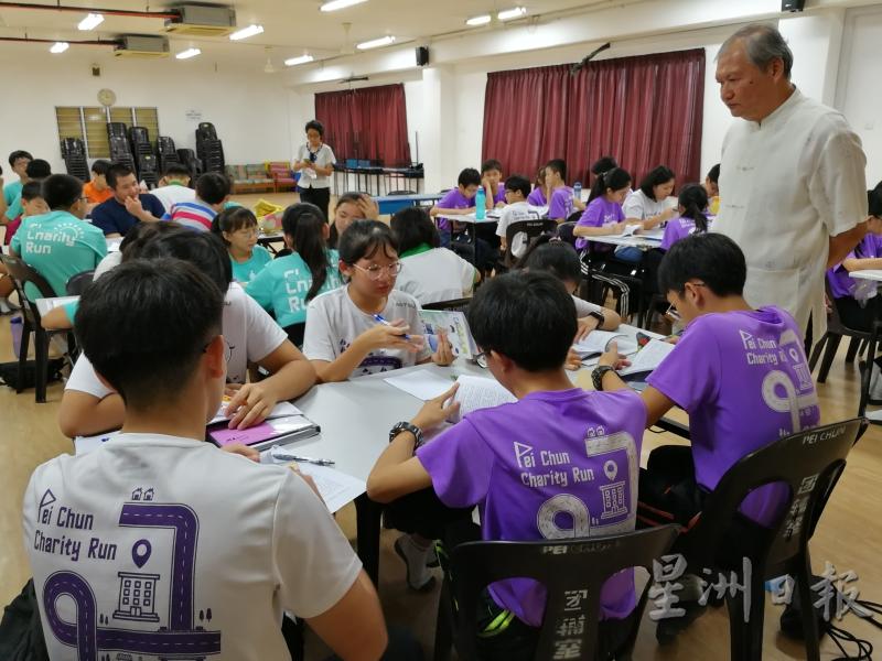 笨珍培群独中邀请到廖国平（站者右一）为学生进行读书会。