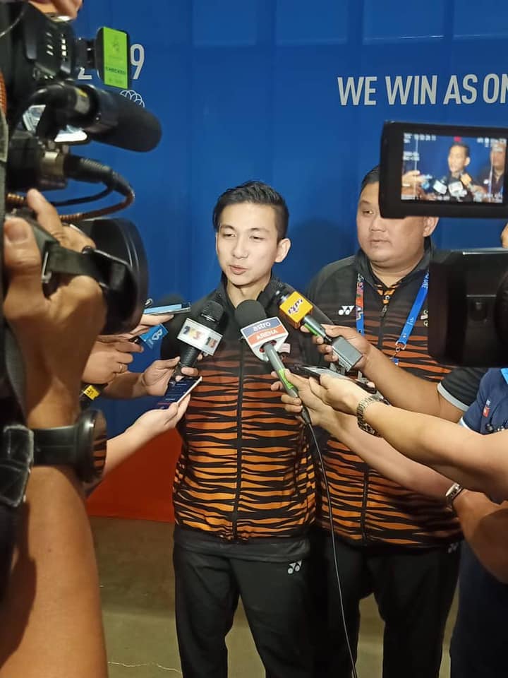 罗俊豪（中）夺得大马代表团在菲律宾东运会第一金后，接受媒体访问。（国家体育理事会脸书照片）