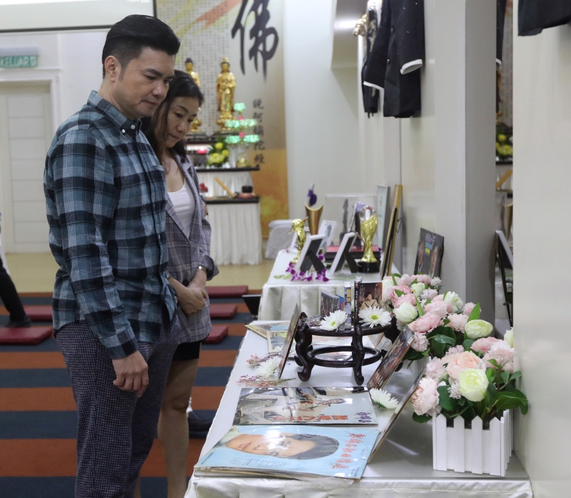 本地著名音乐制作人郑国亮在展示区，欣赏昌哥生前的黑胶唱片。