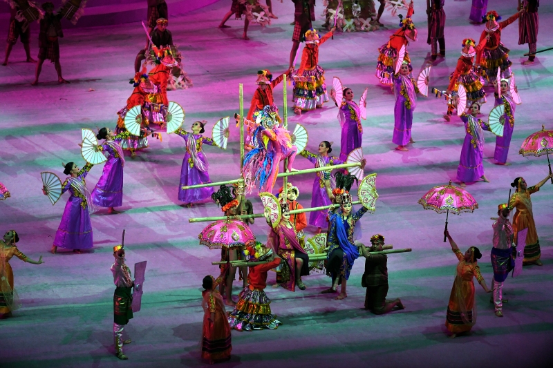 菲律宾东运会组委会在开幕仪式上以传统舞蹈迎宾。
