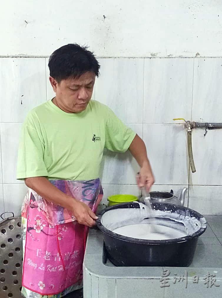 清晨4时，刘道盛就必须开始调配米浆，并靠著丰富的经验确保米浆保持最佳状态。