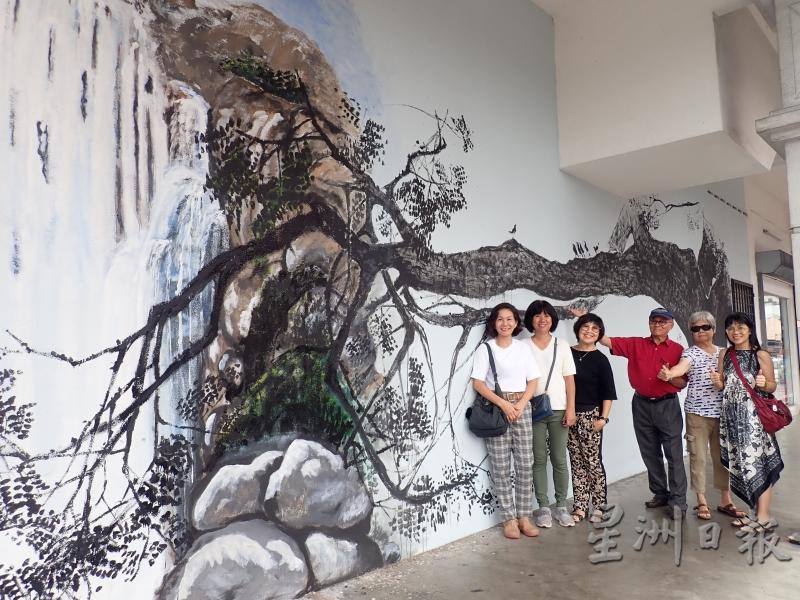 画家韩彪（右三）在艺术街画了一幅雨树水墨画，提升艺术街的艺术气息。右起是吴春玲、蔡淑华、韩彪夫妇；左起是詹莲娇及游淑贞。